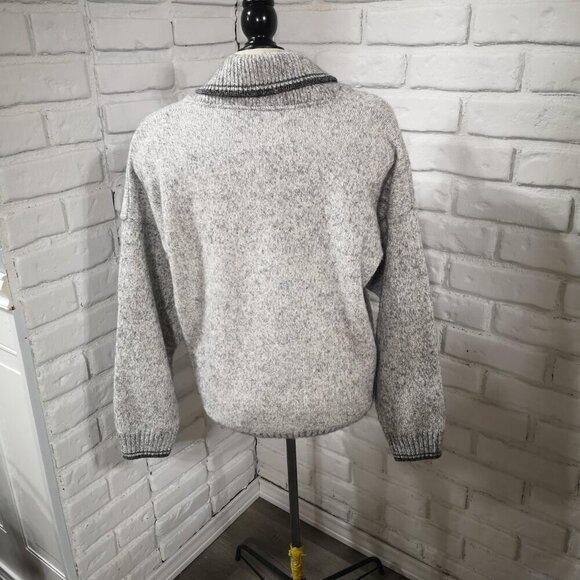 Wind River Outfitting Co. Men's Size Large Grey Made in Canada Sweater - Picture 2 of 7